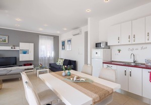 Flat "Daria 3" with a view of the water