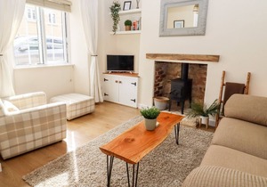FOXWOOD COTTAGE, pet friendly, character holiday cottage in Tetbury