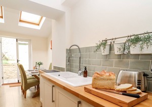 FOXWOOD COTTAGE, pet friendly, character holiday cottage in Tetbury