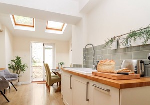 FOXWOOD COTTAGE, pet friendly, character holiday cottage in Tetbury