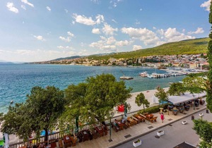 Holiday apartment 30 m to the beach with air conditioning, Intrenet, sea views and satellite TV