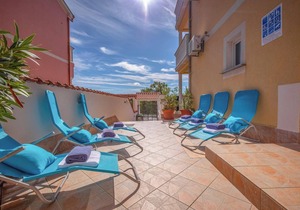 Holiday apartment With sea views and pool