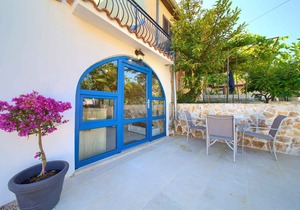 Holiday home with air conditioning and terrace
