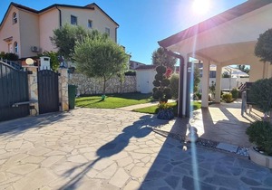 Large holiday flat in Kastel with beautiful garden