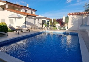 Large holiday flat in Kastel with beautiful garden
