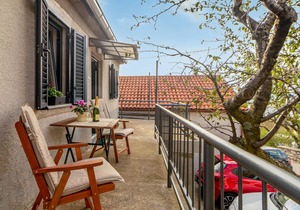 Make yourself comfortable for two in this compact vacation apartment with sea view.