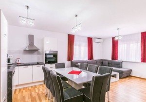 Modern apartment with 3 bedrooms, 3 bathrooms and balcony