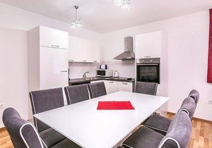 Modern apartment with 3 bedrooms, 3 bathrooms and balcony