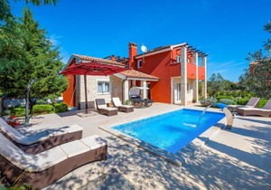 Nice Home In Bratulici With 3 Bedrooms, Sauna And Outdoor Swimming Pool
