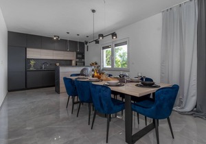 Stunning home in Smrika