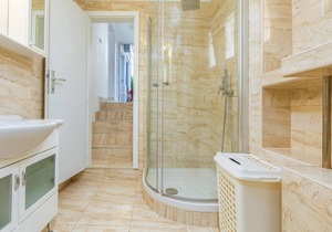 This simple vacation apartment consists of two accommodation units, each with its own entrance.