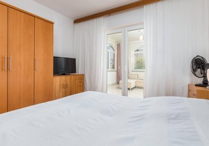 This simple vacation apartment consists of two accommodation units, each with its own entrance.