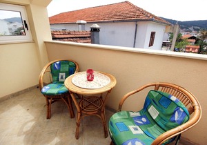 Two bedroom apartment with terrace Vinišće, Trogir (A-10008-a)