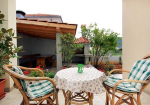 Two bedroom apartment with terrace Vinišće, Trogir (A-10008-b)
