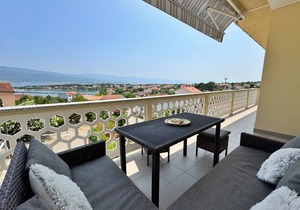 Two bedroom apartment with terrace and sea view Šilo, Krk (A-18667-a)