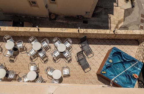 Ruskamen Apartment | 101 room with sea view, balcony & hot tub access