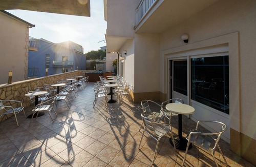 Ruskamen Apartment | 101 room with sea view, balcony & hot tub access