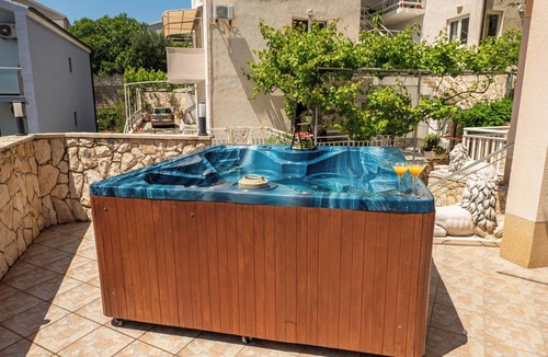 Ruskamen Apartment | 102 room with balcony, sea view & hot tub access
