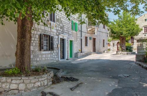 Mali Losinj Apartment | 15th Century House in Osor