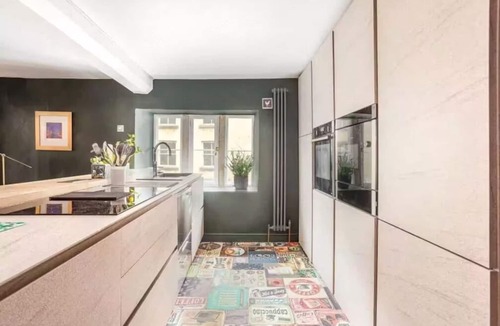Tetbury House | 17th-Century Grade II House| Heart of Tetbury