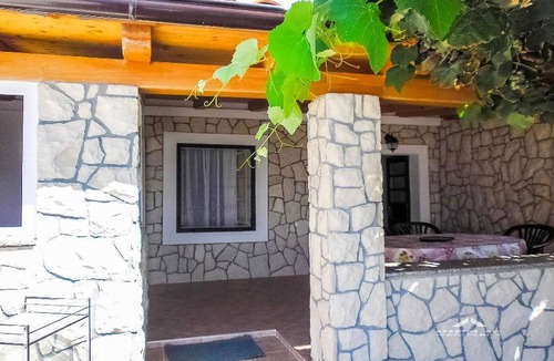 Zubovici House | 2 Bed Flat - Sleeps 8 - Parking - Wifi