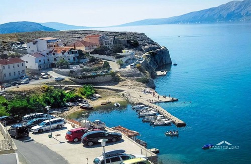 Zubovici House | 2 Bed Flat - Sleeps 8 - Parking - Wifi