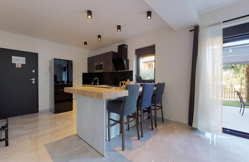 Drenje Apartment | 2 Bed House - Sleeps 4 - Hottub - Garden - Parking
