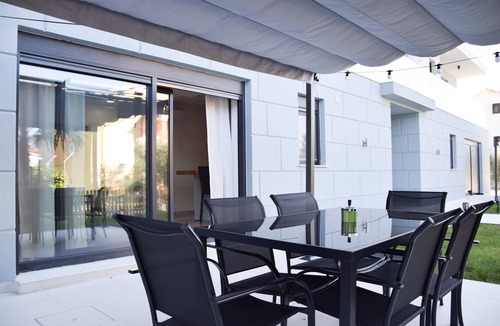 Drenje Apartment | 2 Bed House - Sleeps 4 - Hottub - Garden - Parking