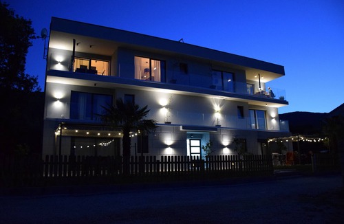Drenje Apartment | 2 Bed House - Sleeps 4 - Hottub - Garden - Parking