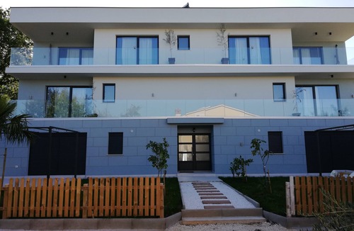 Drenje Apartment | 2 Bed House - Sleeps 4 - Hottub - Garden - Parking