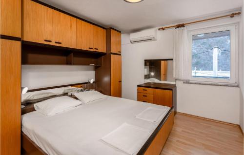 Veljun Primorski Apartment | 2 Bedroom Beach Front Apartment In Senj