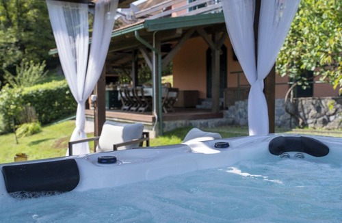 Netretic House | 2-bedroom house with Hot Tube, AC, WiFi. Enjoy a cozy stay near river.