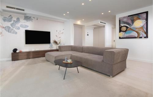Zidarici Apartment | 2 Bedroom Stunning Apartment In Malinska