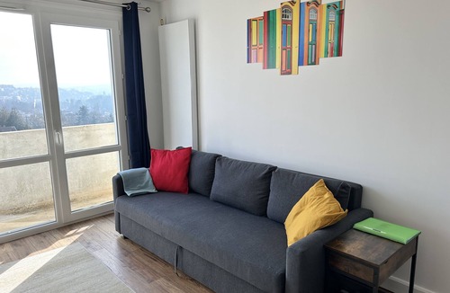 Saint-Germain-en-Laye Apartment | 2 BR Family Friendly Free Parking