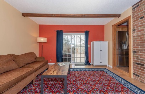 Lander House | 2 Homes, Stunning Mountain Views, Spring Season! Good Value.