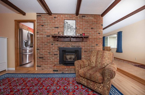 Lander House | 2 Homes, Stunning Mountain Views, Spring Season! Good Value.
