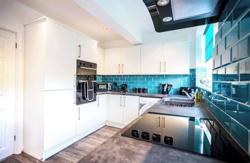 Tamworth House | 3 Bed Town Centre House with Parking in Tamworth