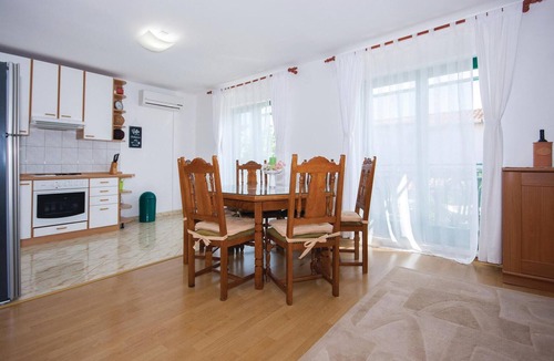 Pirovac Apartment | 3 bedroom beach front apartment in Pirovac