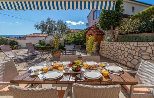 Selce Apartment | 3 Bedroom Beach Front Apartment In Selce