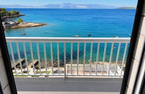 Stomorska Apartment | 3 bedroom beach front apartment in Stomorska