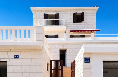 Stomorska Apartment | 3 bedroom beach front apartment in Stomorska