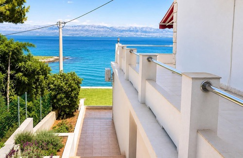 Stomorska Apartment | 3 bedroom beach front apartment in Stomorska
