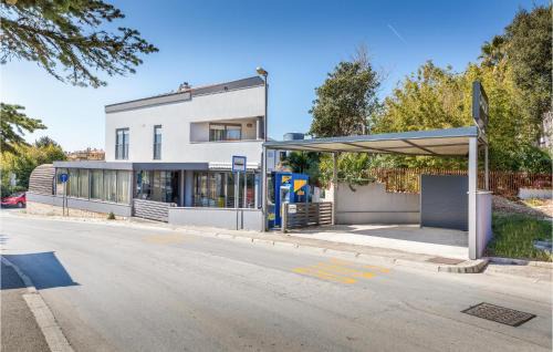 Pjescana Uvala Apartment | 3 Bedroom Cozy Apartment In Pjescana Uvala