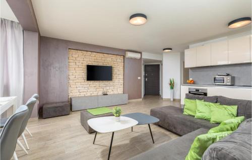 Pjescana Uvala Apartment | 3 Bedroom Cozy Apartment In Pjescana Uvala