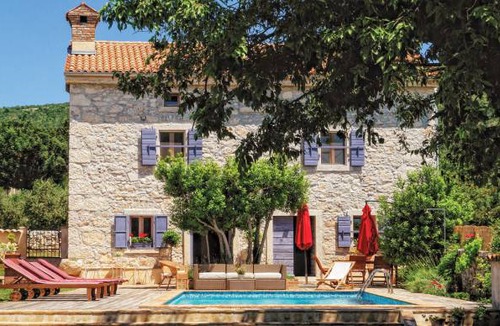 Diminici House | 4 bedroom accommodation in Koromacno