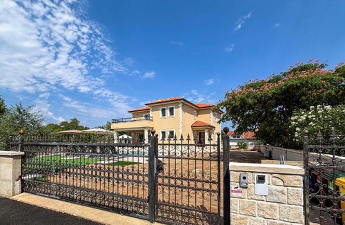 Rasopasno House | 4 Bedroom Lovely Home In Rasopasno