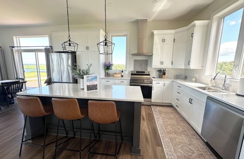 French River Cottage | 4 Bedroom Luxury Ocean View Beach House, Minutes To North Shore Beaches