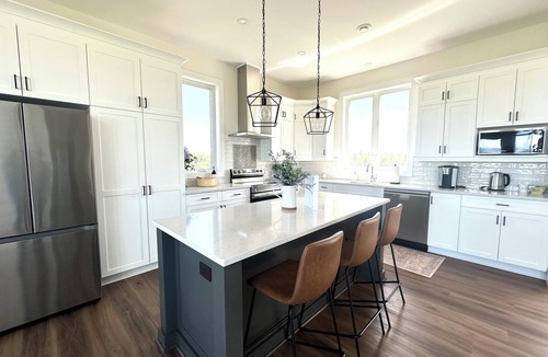 French River Cottage | 4 Bedroom Luxury Ocean View Beach House, Minutes To North Shore Beaches