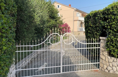 Mundanije Apartment | 4* Luxury FEWO apartment Villa Ivo with WLAN & air conditioning, 3 x double room + 3 x bathroom + whz.