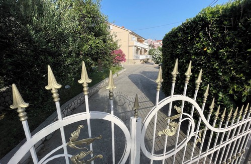 Mundanije Apartment | 4* Luxury FEWO apartment Villa Ivo with WLAN & air conditioning, 3 x double room + 3 x bathroom + whz.